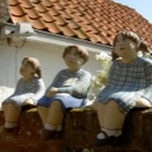 Drie kleine kinderen op muur